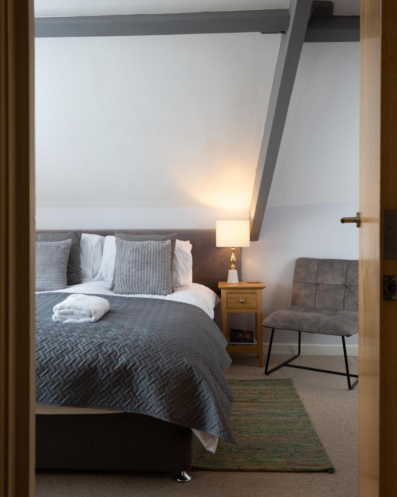 Bootham Court Grade Ii Duplex With Free Parking & Wi-fi - Sleeps 2-6 People *